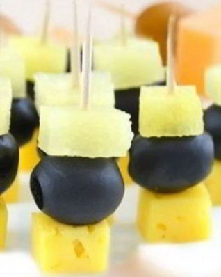 Канапе с ананасом