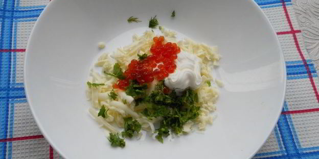 канапе с брынзой и красной икрой