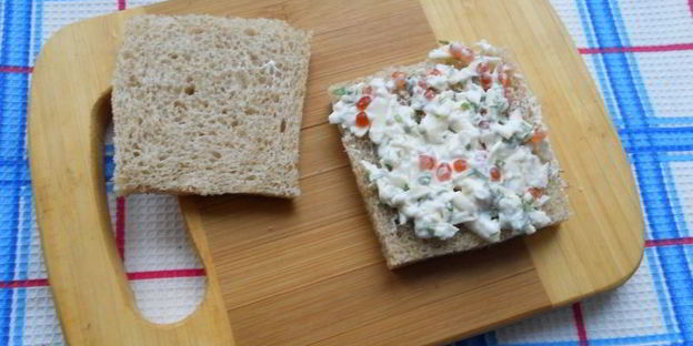 канапе с брынзой и красной икрой