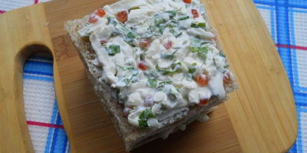 канапе с брынзой и красной икрой