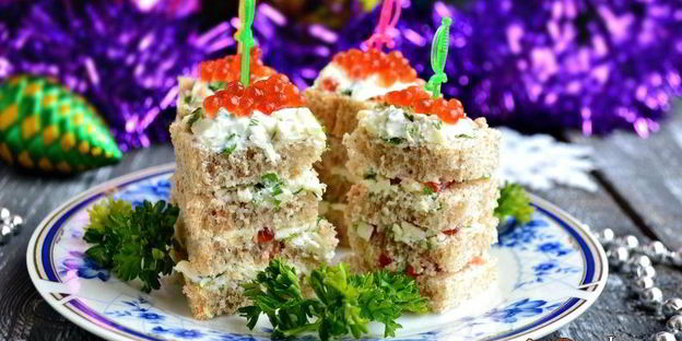 канапе с брынзой и красной икрой