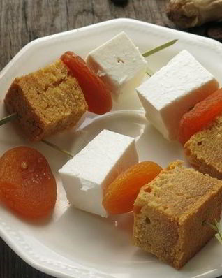 Канапе с имбирным бисквитом и фетой