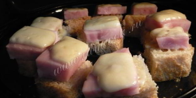 канапе с колбасой и сыром