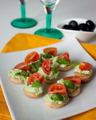 Канапе с кремом из феты и песто с томатами