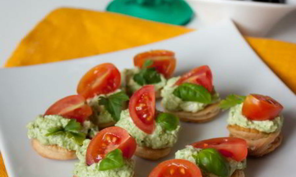 Рецепт канапе с кремом из феты и песто с томатами