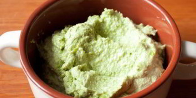 канапе с кремом из феты и песто с томатами