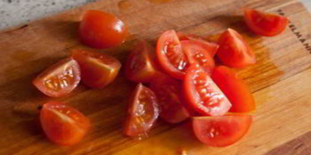 канапе с кремом из феты и песто с томатами