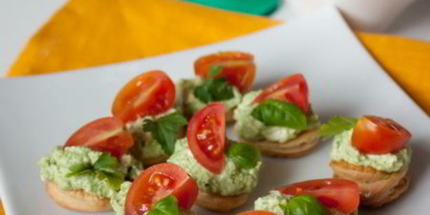 канапе с кремом из феты и песто с томатами