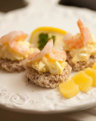 Канапе с креветками и ананасом