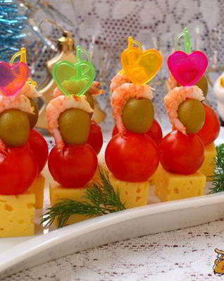 Канапе с креветками, сыром и черри