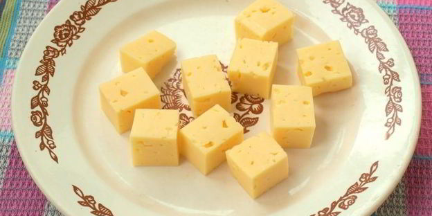 канапе с креветками, сыром и черри