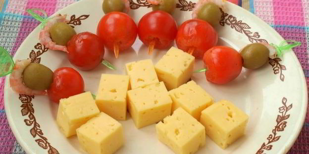 канапе с креветками, сыром и черри