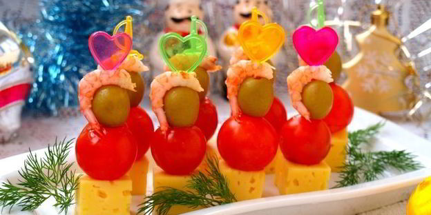 канапе с креветками, сыром и черри