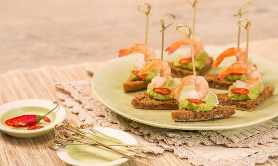 Рецепт канапе с креветкой, гуакомоле и лаймом