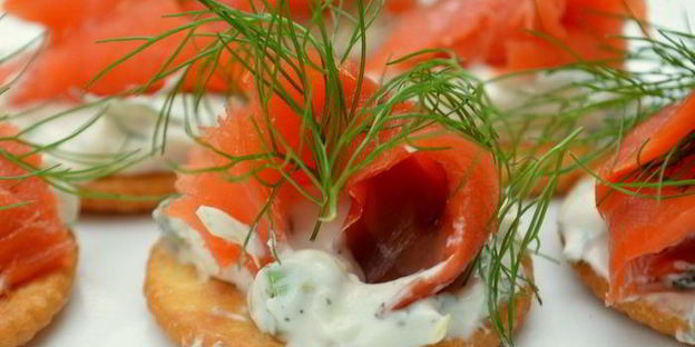 канапе с лососем и сливочным сыром