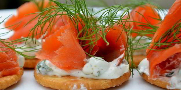 канапе с лососем и сливочным сыром