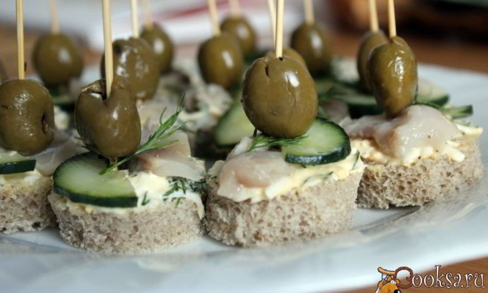 Рецепт канапе с маринованной скумбрией и яичной намазкой