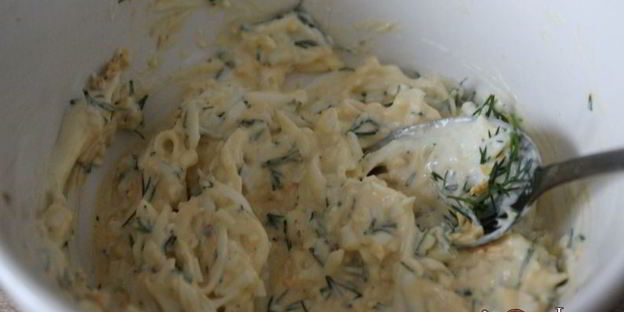 канапе с маринованной скумбрией и яичной намазкой