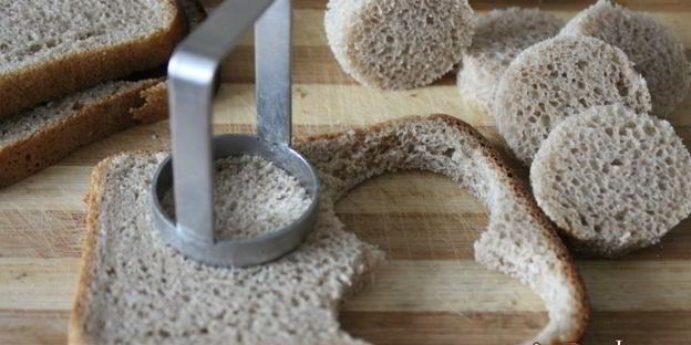 канапе с маринованной скумбрией и яичной намазкой