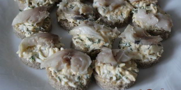 канапе с маринованной скумбрией и яичной намазкой