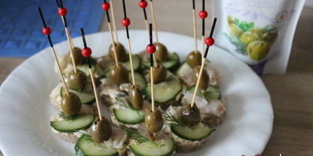 канапе с маринованной скумбрией и яичной намазкой