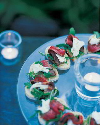 Канапе с моцареллой и ростбифом