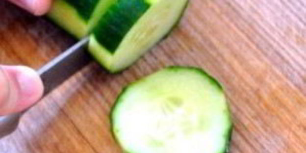 канапе с огурцом и красной рыбой