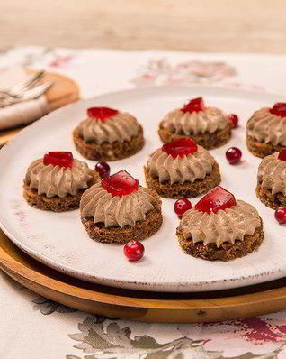 Канапе с паштетом из куриной печени и клюквенным желе