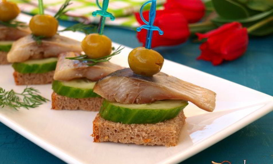 Рецепт канапе с сельдью и свежим огурцом
