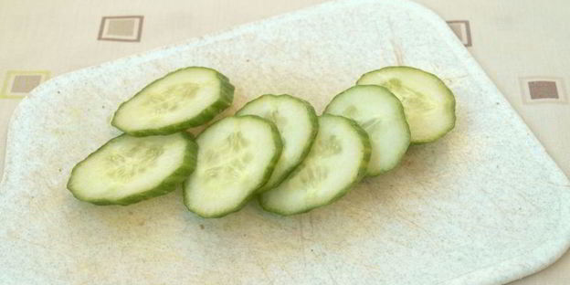 канапе с сельдью и свежим огурцом