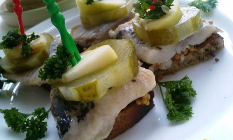 Рецепт канапе с сельдью