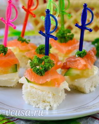 Канапе с семгой и огурцом