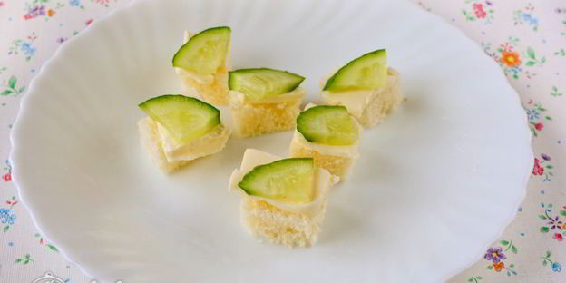 канапе с семгой и огурцом