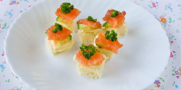 канапе с семгой и огурцом