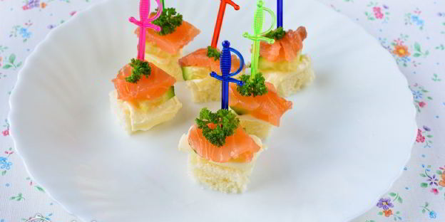 канапе с семгой и огурцом