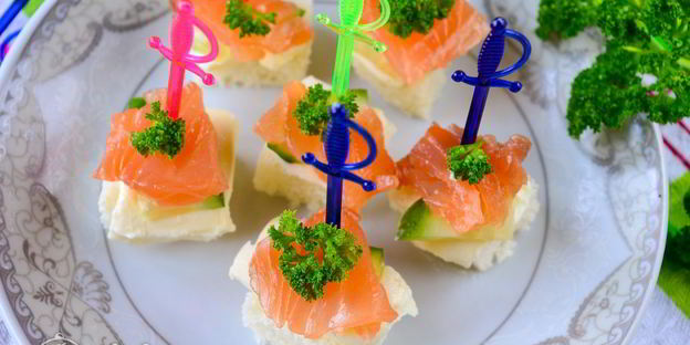 канапе с семгой и огурцом