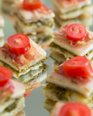 Канапе с соленым огурцом и беконом