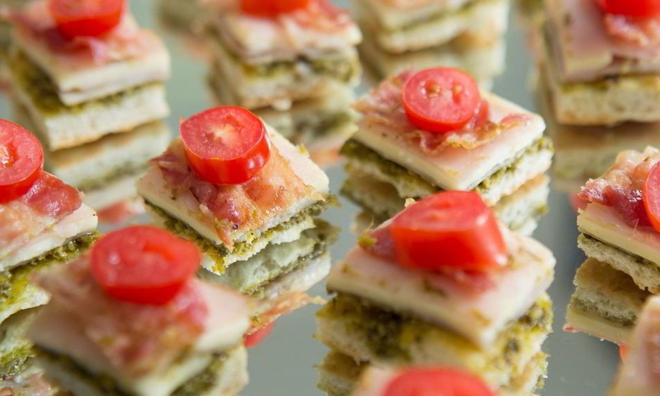 Рецепт канапе с соленым огурцом и беконом