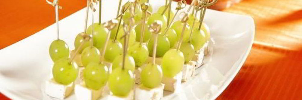 Канапе с сыром и виноградом