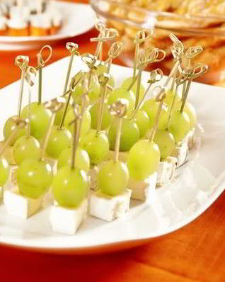 Канапе с сыром и виноградом