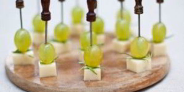 канапе с сыром и виноградом