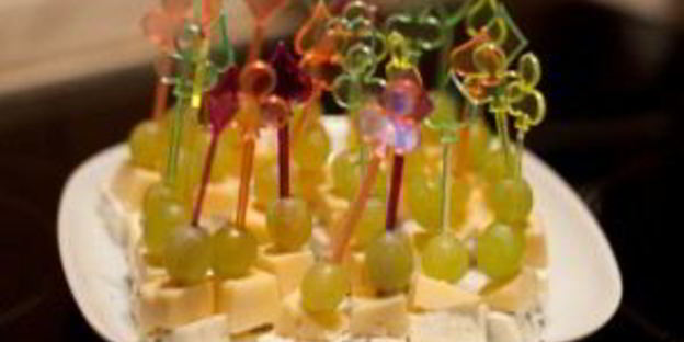 канапе с сыром и виноградом