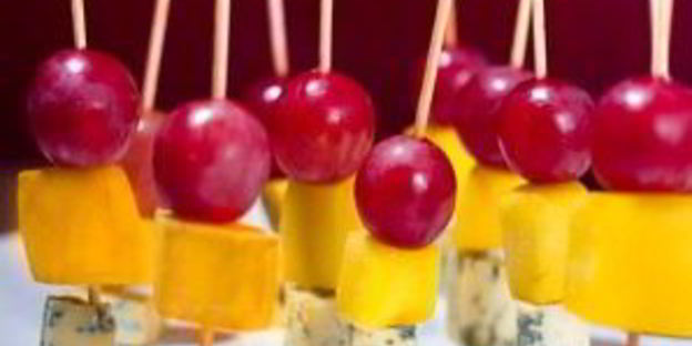 канапе с сыром и виноградом