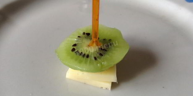 канапе с виноградом, киви, апельсином и сыром