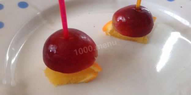 канапе с виноградом, киви, апельсином и сыром
