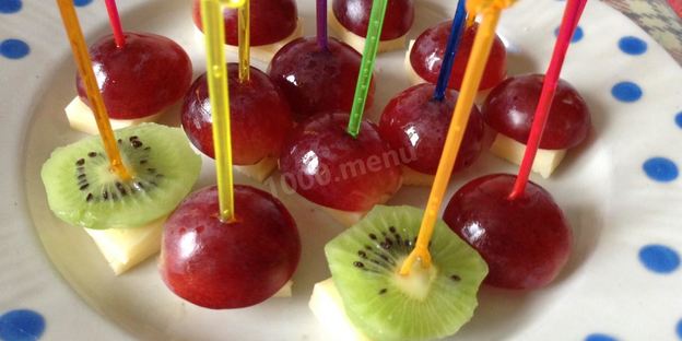 канапе с виноградом, киви, апельсином и сыром