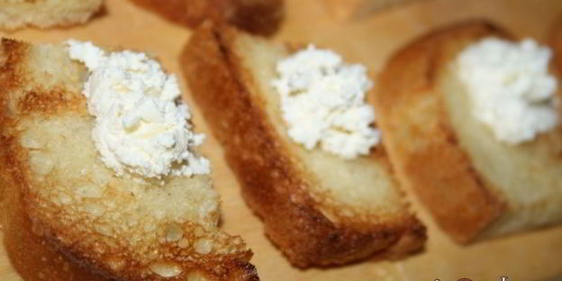 канапе со шпеком и творожным сыром