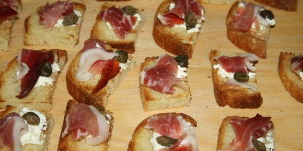 канапе со шпеком и творожным сыром