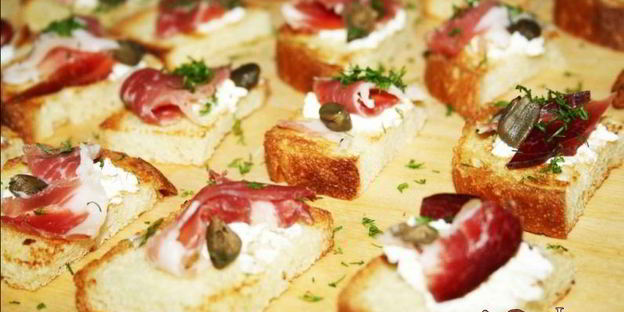 канапе со шпеком и творожным сыром