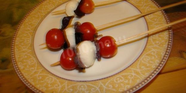 канапе закуска из помидоров черри и сыра